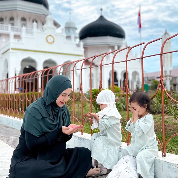 <p>Lebih lanjut, ia pun memberikan semangat dan doa kepada para Bunda yang tengah menantikan momongan. "Semoga untuk teman-teman pejuang garis dua, segera menyusul ya dikabulin semua doa-doanya Aamiin," ujar Anisa. (Foto: Instagram@anisarahma_12)</p>