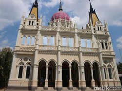 Eksotisnya Masjid Bernuansa Eropa di Pati, Bikin Warga Kepincut