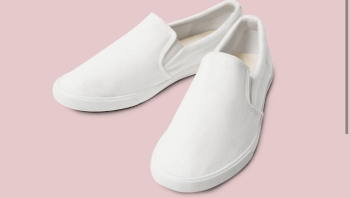 5 Cara Efektif Mengembalikan Warna Sepatu Putih yang Kotor dan Menguning, Biar Terlihat Baru Lagi!