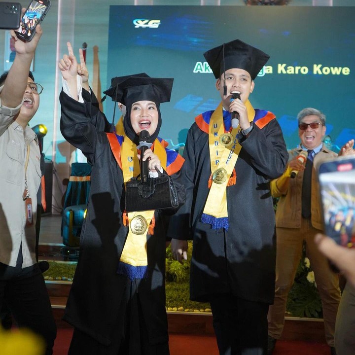 <p>Pada <em>postingan</em> tersebut, Chacha juga berterima kepada Dico yang telah memberikannya izin untuk menyelesaikan pendidikan S2. "Terima kasih sudah mengizinkan aku menyelesaikan pendidikan S2 aku dadaa <em>@dicoganinduto, Barakallah fiikum</em>," tulis Chacha, dikutip dari laman <em>Instagram@chafrederica,</em> Rabu (31/7/2024). (Foto: Instagram@chafrederica)</p>