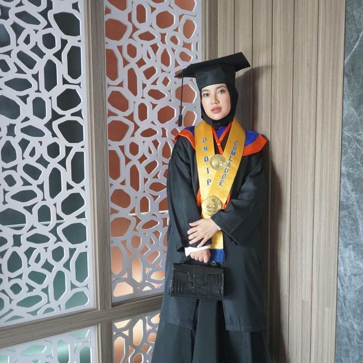 <p>Chacha Frederica termasuk salah satu aktris yang melanjutkan pendidikan magisternya atau S2 di Universitas Diponegoro (Undip). Kabar baiknya, Chacha telah menyelesaikan program tersebut bersama sang suami, Dico Ganinduto. (Foto: Instagram@chafrederica)</p>