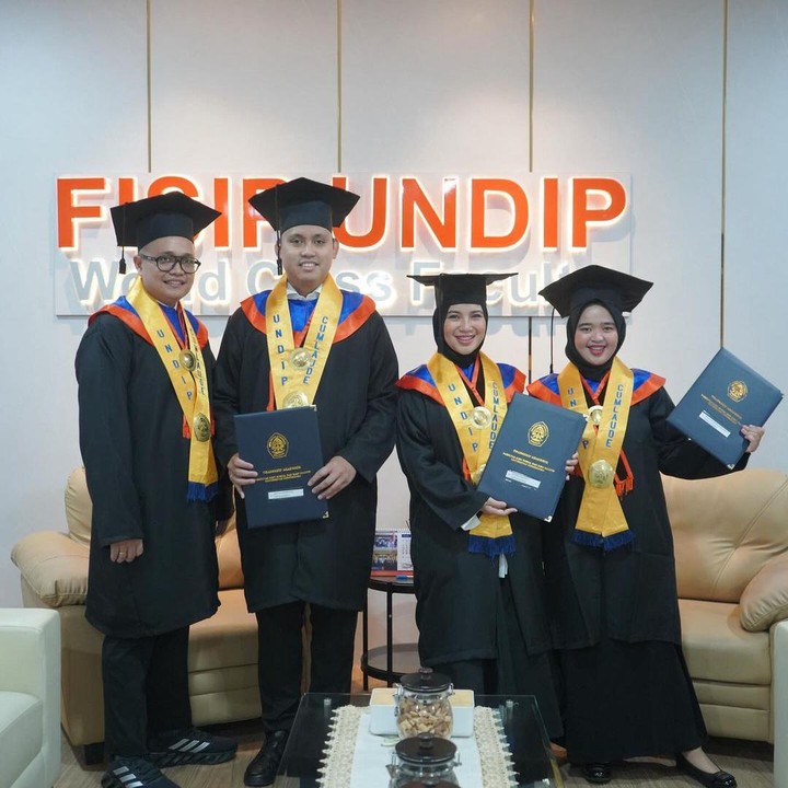 <p><em>Postingan</em> wisudanya itu turut menarik perhatian netizen yang membanjiri kolom komentarnya dengan ucapan selamat. "<em>Masya Allah</em> selamat bu Chacha dan pak Dico berkah <em>barokah</em> ilmunya," tulis akun <em>@pena_jing****.</em> "Selamat yaa Pak Dico & Bu <em>@chafrederica</em> keren lulus baarengg!!" tulis akun <em>@ctran****. </em>(Foto: Instagram@chafrederica)</p>