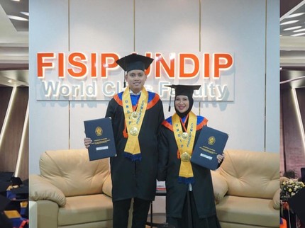 5 Potret Bangganya Chacha Frederica Wisuda S2 Undip Bareng Suami