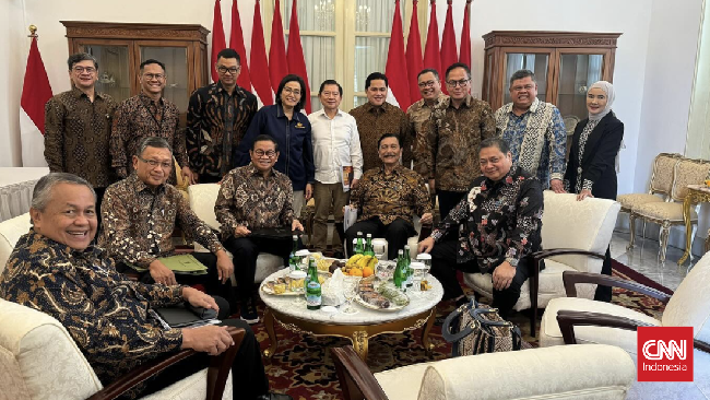 Menteri ESDM Arifin Tasrif nan dikabarkan bakal terkena reshuffle turut mengikuti rapat berbareng Presiden Jokowi di Istana Kepresidenan Jakarta.