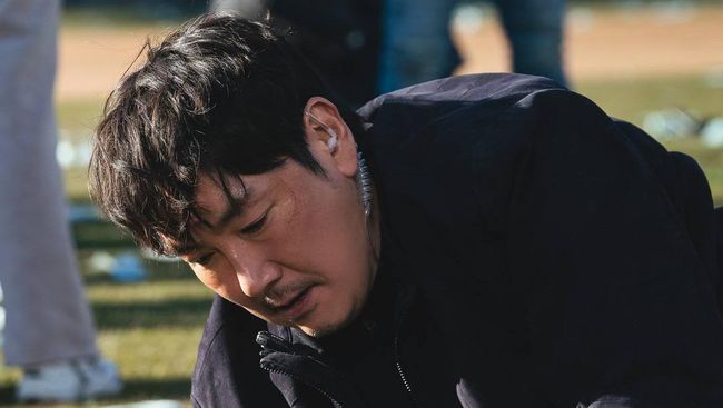 Sinopsis No Way Out: The Roulette tentang polisi ditugaskan melindungi penjahat kelas kakap yang bebas setelah 13 tahun dipenjara.
