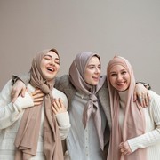 Punya Wajah Oval? 4 Gaya Hijab Ini Pasti Cocok Buatmu!