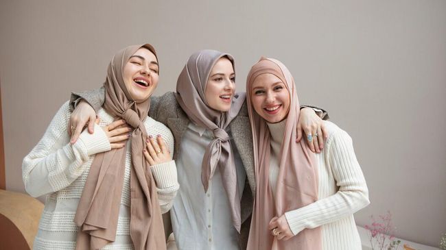 Punya Wajah Oval? 4 Gaya Hijab Ini Pasti Cocok Buatmu!