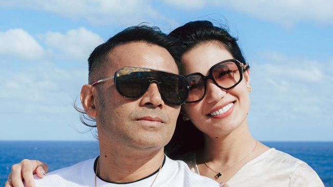 Kabar bahagia dari keluarga penyanyi Judika. Istrinya, Duma Riris Silalahi, tengah mengandung anak ketiga.