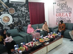 Komitmen Tangani Masalah Sosial, Risma Bantu Bayi Kembar Siam di Lebak