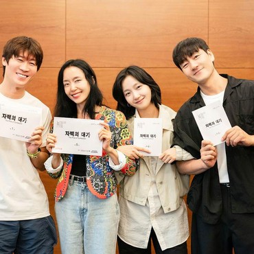 Potret Kim Go Eun Siap Gantikan Han So Hee Bintangi 'The Prince of Confession'