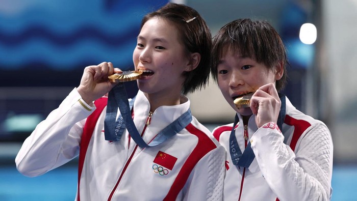 Paris 2024 Olympics - Diving - Women's Synchronised 10m Platform Victory Ceremony - Aquatics Centre, Saint-Denis, France - July 31, 2024. Gold medallists Hongchan Quan of China and Yuxi Chen of China pose with their medals REUTERS/Gonzalo Fuentes