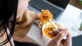Bahaya, 3 Makanan Ini Tidak Boleh Dimakan Bersama Mie Instan