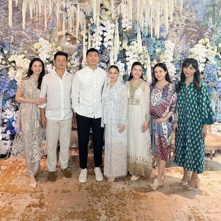 <p>Dekorasi acara syukuran 4 bulanan kehamilan Nikita Willy ini terlihat elegan. Nikita Willy dan suami banyak menggunakan hiasan bunga berwarna ungu dan putih. (Foto: Instagram @nikitawillyofficial94)</p>