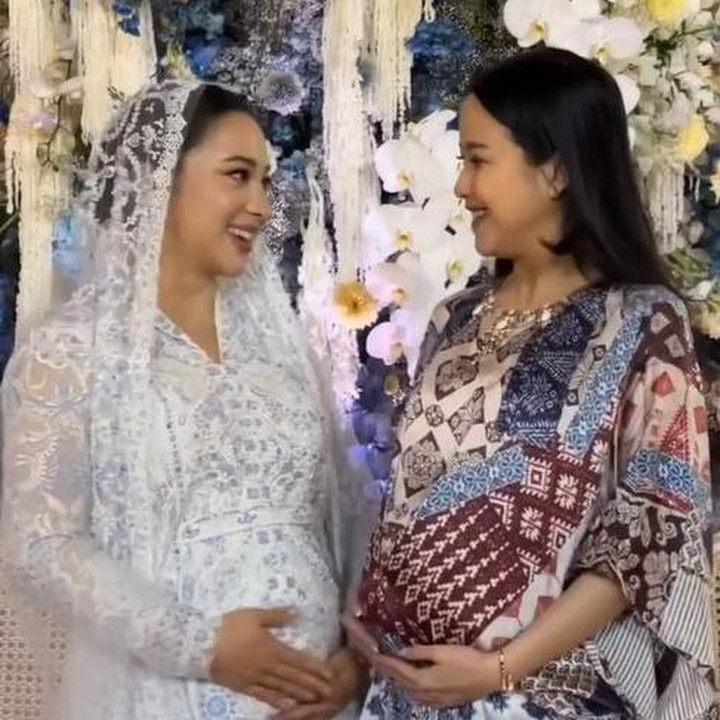 <p>Nikita Willy mengadakan acara syukuran 4 bulan ini tak lama setelah kembali dari liburan ke Inggris bersama keluarganya. Perempuan kelahiran Jakarta ini memang sedang vakum dari dunia akting sejak memutuskan menikah. Belakangan, Nikita justru aktif membuat konten bincang-bincang di YouTube miliknya. (Foto: Instagram @nikitawillyofficial94)</p>