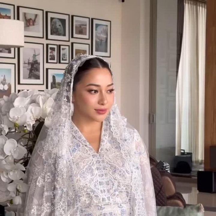 <p>Nikita Willy tampil cantik mengenakan gaun putih dengan motif bunga ungu yang menampilkan baby bump kehamilan keduanya. Perempuan 30 tahun ini juga mengenakan penutup kepala renda putih untuk melengkapi penampilannya yang anggun, Bunda. (Foto: Instagram @nikitawillyofficial94)</p>