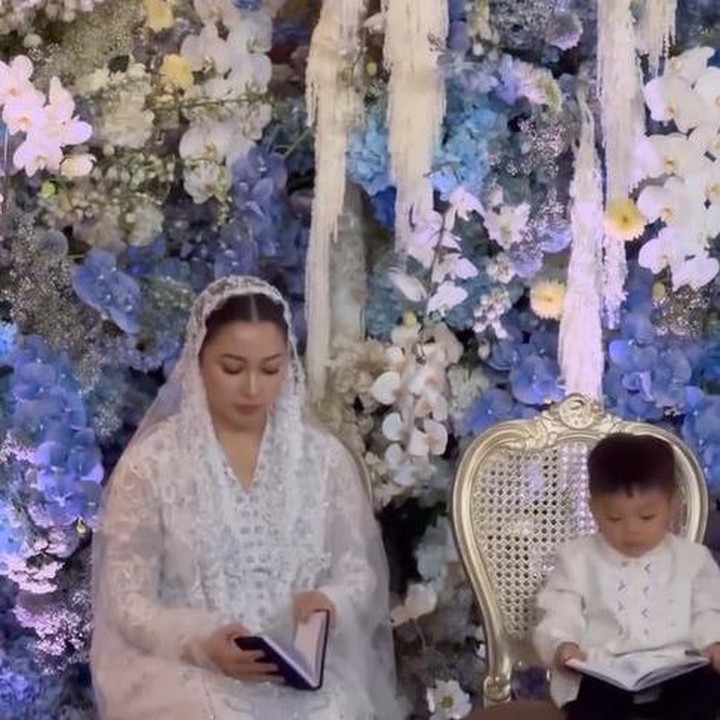 <p>Issa juga sempat tertangkap kamera sedang menemani sang Bunda duduk. Ia terlihat sibuk mengikuti Nikita yang sedang mengaji di acara syukuran 4 bulan kehamilannya ini. (Foto: Instagram @nikitawillyofficial94)</p>