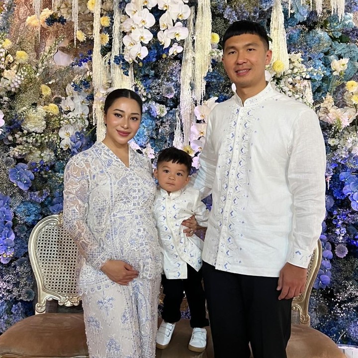 <p>Nikita Willy bersama suami dan anak pertamanya, Issa, kompak mengenakan pakaian bernuansa putih di acara syukuran 4 bulanan ini. Terdapat motif berwarna ungu di pakaian putih yang dikenakan ketiganya. (Foto: Instagram @nikitawillyofficial94)</p>