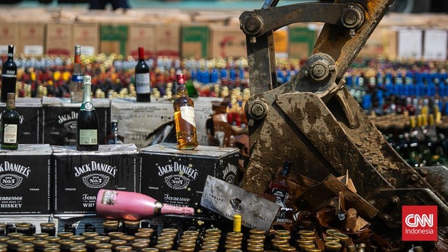 Direktorat Jenderal Bea Cukai memusnahkan 13,4 juta batang rokok dan 19.511 botol minuman yang mengandung etil alkohol (MMEA) ilegal senilai Rp26,1 miliar.