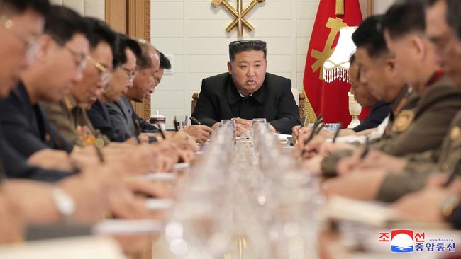Kata-kata Kim Jong Un Soal Kapal Perang Baru Korut Kecelakaan Pemimpin tertinggi Korea Utara Kim Jong Un kesal kapal perusak baru Korut kecelakaan saat peluncuran pada Rabu (21/5).