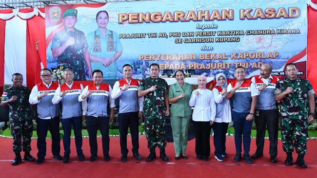 Pertamina berkolaborasi dengan TNI AD memberikan sejumlah bantuan kepada warga Desa Manusak, Kecamatan Kupang Timur, Kabupaten Kupang pada Selasa (30/7).