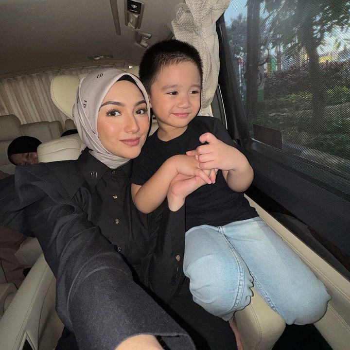 <p>Beberapa waktu lalu telah dilakukan vaksinasi PIN Polio tahap dua untuk pencegahan penyakit polio, Bunda. Dua Bunda yang turut memberikan vaksinasi pada Si Kecil adalah Citra Kirana dan Nikita Willy. (Foto: Instagram: @citraciki)</p>