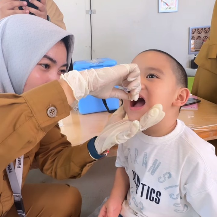 <p>Setelah dibujuk, akhirnya Athar bersedia melakukan vaksinasi polio tipe tetes. Karena rasanya yang manis, Athar bahkan sampai minta tambah, lho. (Foto: Instagram: @citraciki)</p>