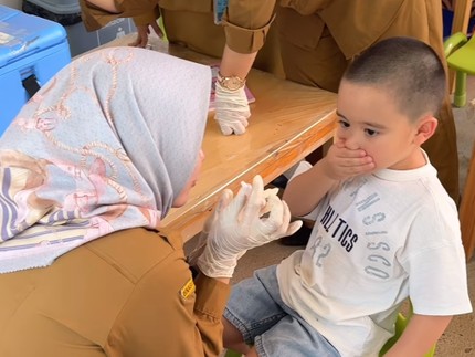 7 Momen Lucu Anak Nikita Willy dan Citra Kirana Vaksin Polio, Ada yang Minta Tambah