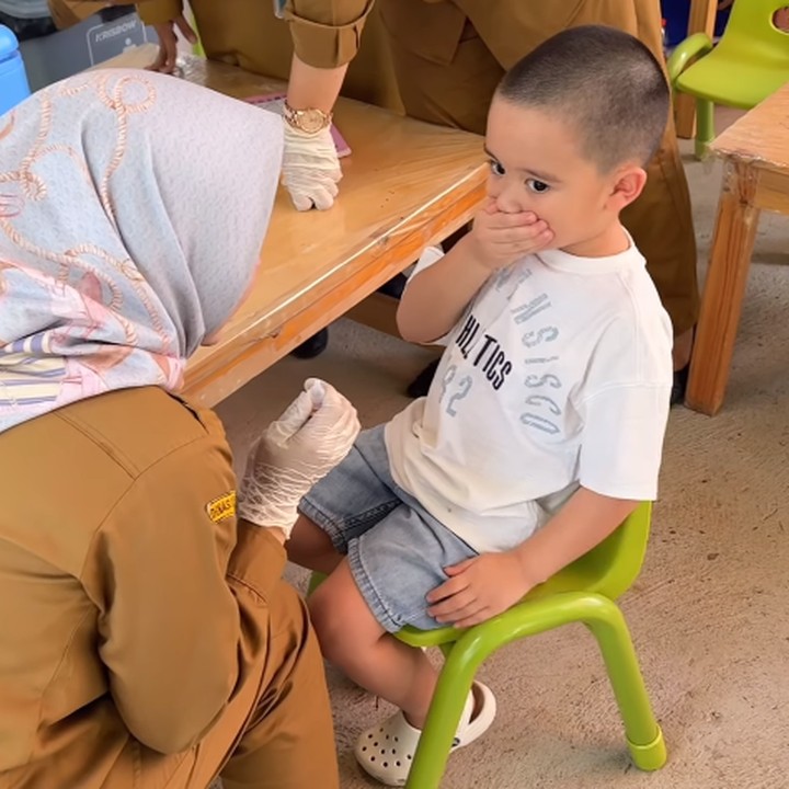 <p>Citra Kirana membagikan momen ketika sang putra, Athar, mendapatkan vaksin polio. Sebelumnya, Athar terlihat takut dan menutup mulut dengan kedua tangan. (Foto: Instagram: @citraciki)</p>
