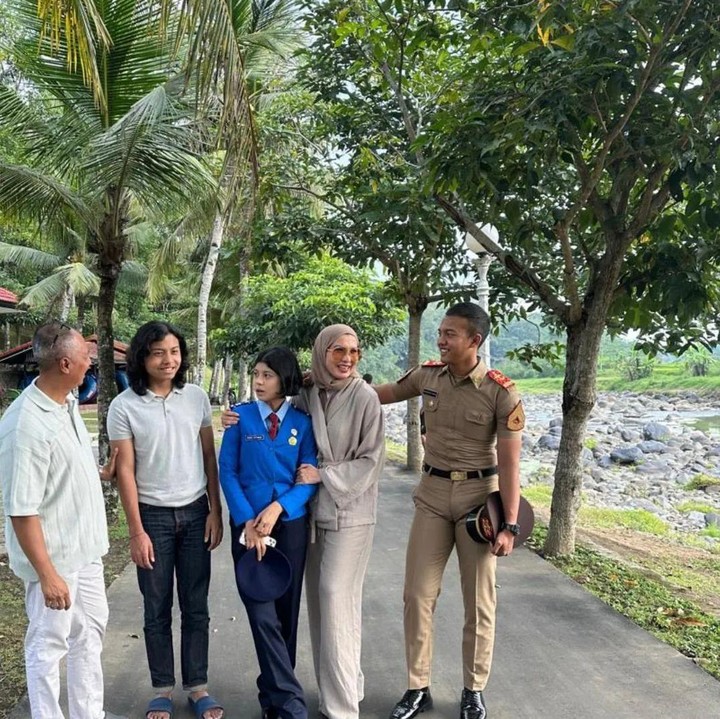 <p>Melalu laman Instagram-nya, Arzeti memanjatkan doa yang penuh haru. Ia meminta pertolongan kepada Allah SWT untuk selalu melindungi sang putri yang kini merantau. (Foto: Instagram: @arzetibi)</p>