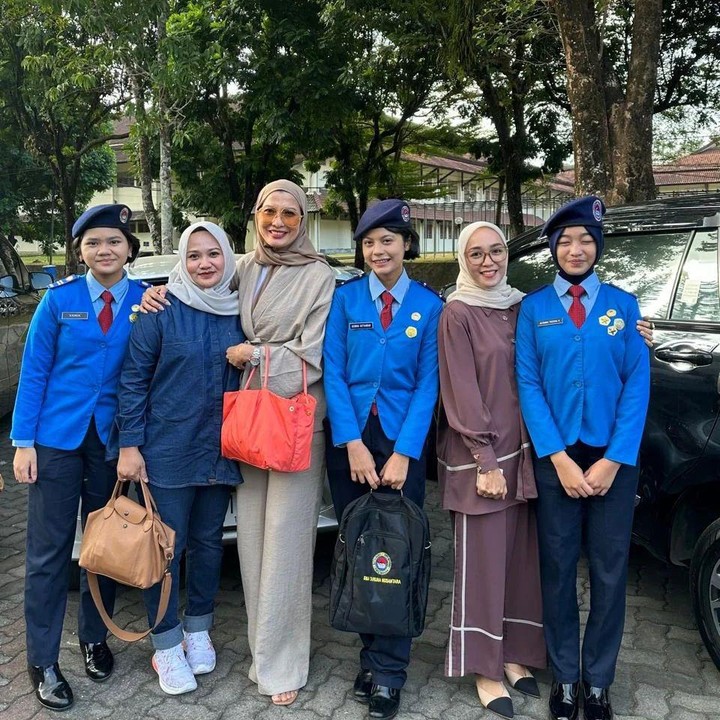 <p>Kabar terbaru datang dari pesinetron dan politikus Arzeti Bilbina, Bunda. Belum lama ini, ia membagikan momen kala mengantar sang putri, Gendis Setiawan, sekolah taruna, lho. (Foto: Instagram: @arzetibi)</p>