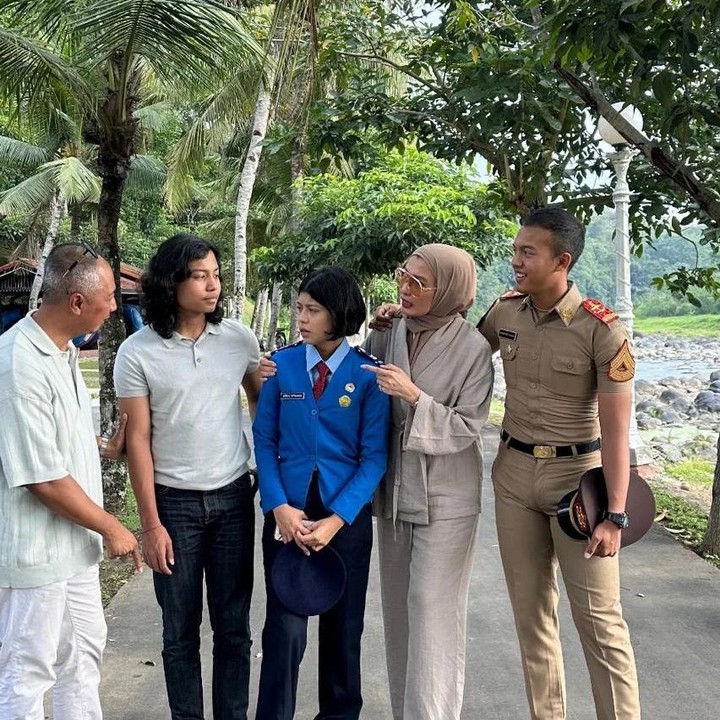 <p>Jelang pendidikan, Arzeti memutuskan untuk mengantakan langsung sang putri. Tidak sendirian, ia turut ditemani oleh suami dan kedua putranya, Bagas dan Dimas. (Foto: Instagram: @arzetibi)</p>