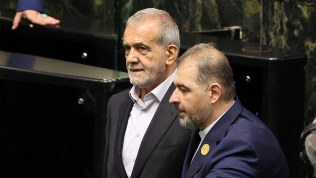 Para pejabat Iran disebut sangat terkejut atas serangan udara Israel ke ibu kota Teheran dan menewaskan pemimpin politik Hamas, Ismail Haniyeh, pada Rabu (31/7)