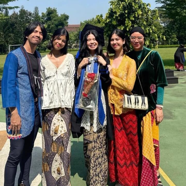 <p>Pada awal Juni lalu, Jaimie dinyatakan lulus SMA. Di momen kelulusan putrinya ini, Ariyo Wahab juga tampak hadir bersama istri dan kedua putrinya yang lain. (Foto: Instagram @ariyowahab)</p>