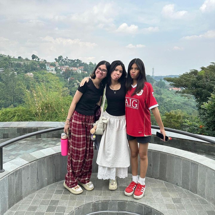 <p>Jaimie menyusul kakaknya untuk melanjutkan studi di luar Jakarta. Kakaknya Kyra Wahab saat ini diketahui tengah menempuh pendidikan di Universitas Padjadjaran, Bandung, Jawa Barat. (Foto: Instagram @ariyowahab)</p>