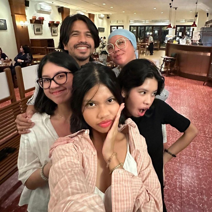 <p>Baru-baru ini, Ariyo bersama sang istri dan kedua anak perempuannya melepas Jaimie yang akan pergi ke Yogyakarta. Ariyo merasa bangga dengan pencapaian Jaimie. "Lanjutkan perjalananmu, nikmati prosesmu, libatkan Allah ke dalamnya dan serahkan semua hasilnya pada Allah semata. Agar semua kegiatanmu menjadi amanah, berkah dan ibadah. Semangat dan bersungguh sungguh selalu! Muah!" tulisnya di keterangan foto. (Foto: Instagram @ariyowahab)</p>