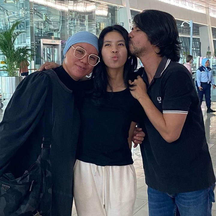 <p>Belum lama ini, Ariyo Wahab membagikan kabar bahagia mengenai sang putri. Jaimie diterima masuk Universitas Gadjah Mada (UGM), Yogyakarta. Tak hanya di akun Instagramnya saja, Ariyo juga membagikan kabar membanggakan ketika mengomentari penyanyi Putri Aryani yang juga diterima di UGM. "Selamat ya Putri.. Anakku juga masuk UGM tahun ini. Sukses buat kalian semua." (Foto: Instagram @ariyowahab)</p>