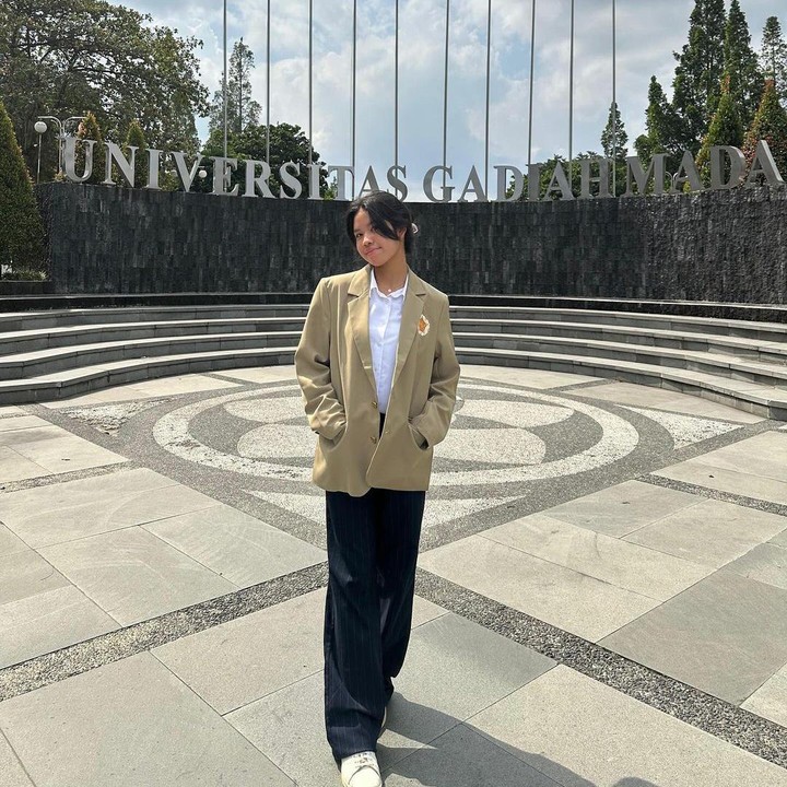<p>Ariyo Wahab dengan bangga memperlihatkan potret Jaimie saat sedang mengenakan almamater UGM di akun media sosial miliknya. Kini, Jaimie kuliah di kampus yang sama dengan Putri Ariani, Bunda. (Foto: Instagram @ariyowahab)</p>