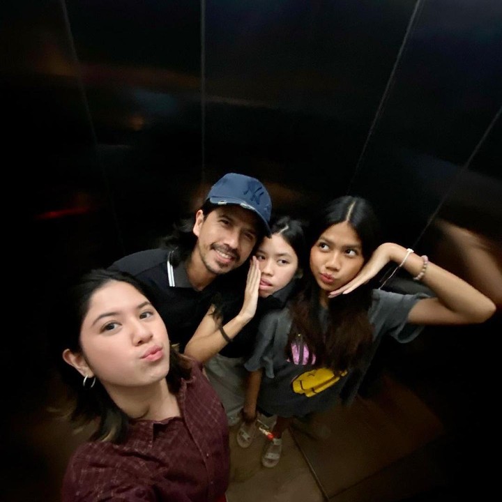 <p>Kyra merupakan anak pertama Ariyo Wahab dari pernikahannya dengan Milasari Wardhani. Kyra memiliki dua adik, yakni Jaimie dan Sabine. Kelulusan Kyra di tahun ini bersamaan dengan adiknya Jaimie yang baru diterima di UGM. (Foto: Instagram @ariyowahab)</p>