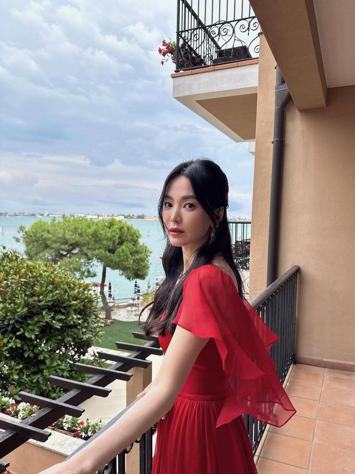Selain disibukkan dengan project pemotretan maupun syuting, Song Hye Kyo juga aktif terlibat dalam berbagai project endorsement maupun ambassador dengan brand lain, salah satunya Chaumet./ Foto: instagram.com/kyo1122
