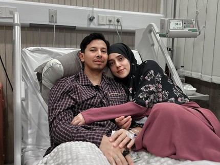 Potret Fairuz A. Rafiq Temani Suami yang Sakit Penyempitan Pembuluh Darah Otak Belajar Jalan