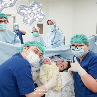 Tengku Dewi Ogah Ditemani, Andrew Andika Mengadzankan Anak di Ruangan Lain