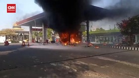 VIDEO: Momen SPBU di Colomadu Kebakaran, Supir Mobil Tersambar Api
