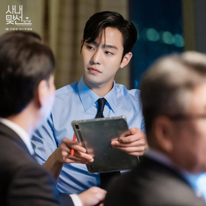 <p>Penampilan Ahn Hyo Seop di acara tersebut mengingatkan netizen akan perannya sebagai Kang Tae Moo, tokoh CEO tampan di drama Korea <em>Business Proposal.</em> "KANG TAEMOO??" komentar akun @hyeppye******* "Vibes-nya kayak Business Proposal!" kata @itz_mk**** (Foto: Dok. SBS)</p>