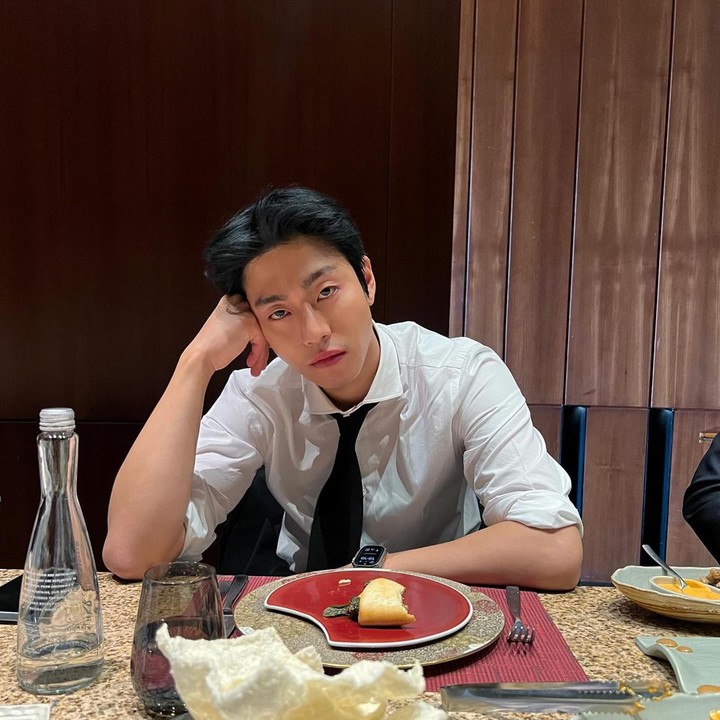 <p>Lewat akun media sosial pribadinya, Ahn Hyo Seop membagikan potretnya ketika ia sedang menghadiri acara tersebut. Setelah sebelumnya menggelar acara fan meeting di Jakarta, Ahn Hyo Seop kembali merasa puas dengan kunjungannya ke Indonesia. "Sekali lagi waktu yang menakjubkan di Indonesia," tulisnya dalam keterangan foto. (Foto: Instagram @imAhn Hyo Seop)</p>
