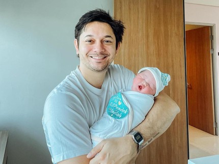 Tengku Dewi Putri Melahirkan Anak Kedua, Momen Andrew Andika Gendong Baby Zeya Tuai Sorotan