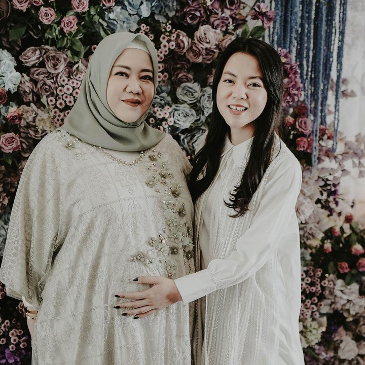 <p>YouTuber Jurnal Risa, Risa Saraswati, juga akan segera melahirkan anak kedua. Baru-baru ini, Risa mengadakan acara syukuran 4 bulanan yang dihadiri keluarga. Perlu diketahui ya, Risa sebelumnya telah dikaruniai anak laki-laki bernama Anaking Raga Janari yang lahir pada 15 Januari 2020. (Foto: Instagram @risa_saraswati)</p>