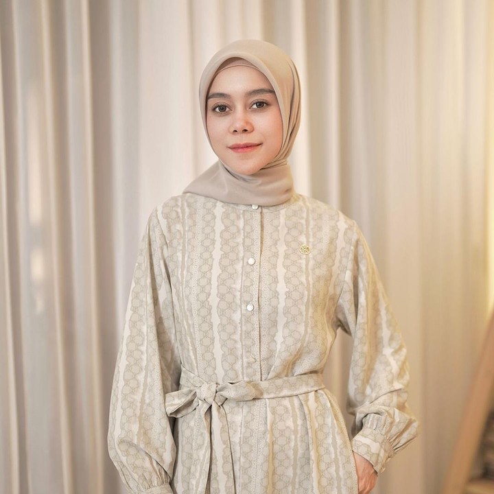 <p>Penyanyi dangdut Lesti Kejora akan segera dikaruniai anak kedua. Sang suami Rizky Billar mengumumkan kabar bahagia kehamilan istrinya ini di media sosial pada akhir Juli. Rizky Billar mengunggah momen saat pertama kali dirinya mengetahui kehamilan Lesti. "<em>Alhamdulillah</em> kami dapat kabar gembira dimana istri saya sedang mengandung adiknya @levianbillar . Mohon doanya ya teman2 agar semuanya diberikan kelancaran dan kemudahan," tulis Rizky Billar. (Foto: Instagram @lestikejora)</p>