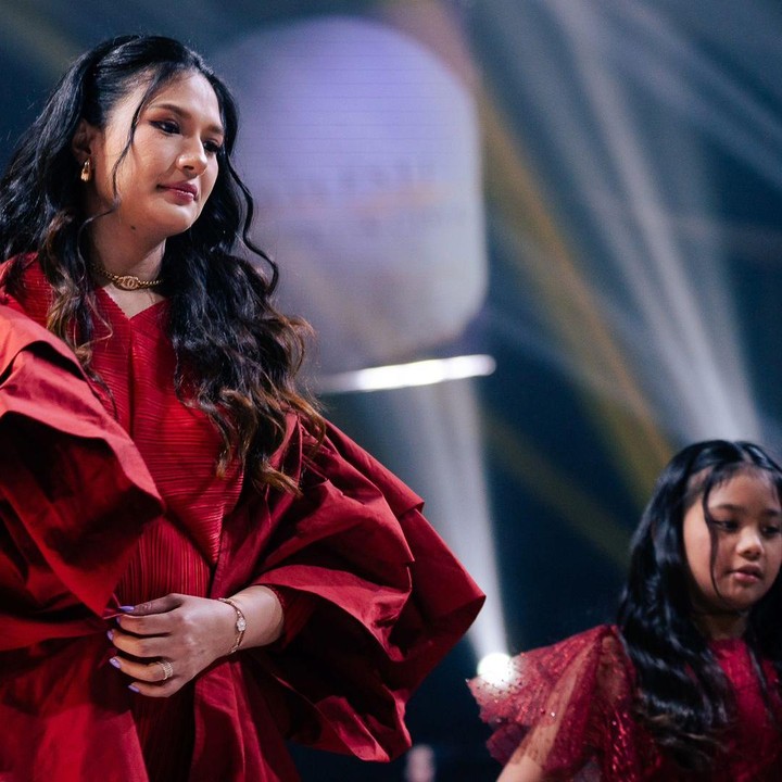 <p>Runner-up pertama Puteri Indonesia 2007 yang juga istri penyanyi Judika, Duma Riris Silalahi, mengumumkan kabar kehamilan ketiganya belum lama ini. Duma Riris hamil lagi setelah delapan tahun melahirkan anak keduanya. Duma diperkirakan akan melahirkan anak ketiganya ini pada November 2024. (Foto: Instagram @duma_riris)</p>