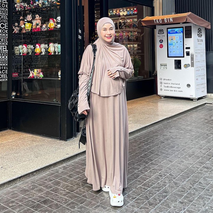 <p>Mantan personel Cherrybelle, Anisa Rahma, saat ini sedang menjalani kehamilan keduanya. Sebelumnya, Anisa telah melahirkan anak kembar berjenis kelamin perempuan, Bunda. Anisa tidak menyangka bisa hamil secara alami lantaran sebelumnya menjalani program bayi tabung untuk mendapatkan kehamilan kembar. (Foto: Instagram @anisarahma_12)</p>