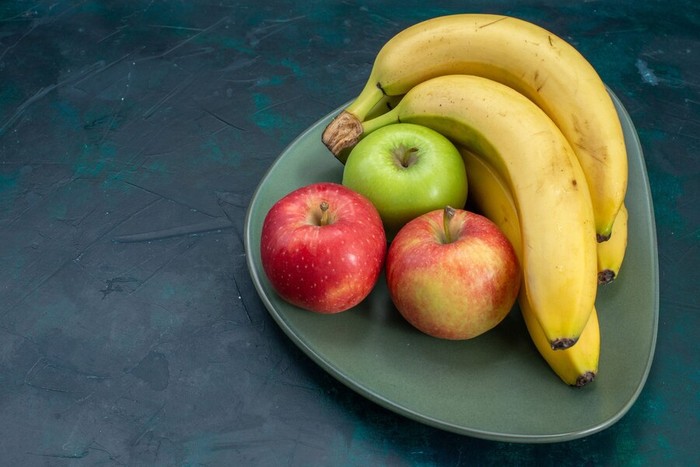 Buah apel tidak boleh dikombinasikan dengan buah pisang/ Foto: Freepik/@KamranAydinov